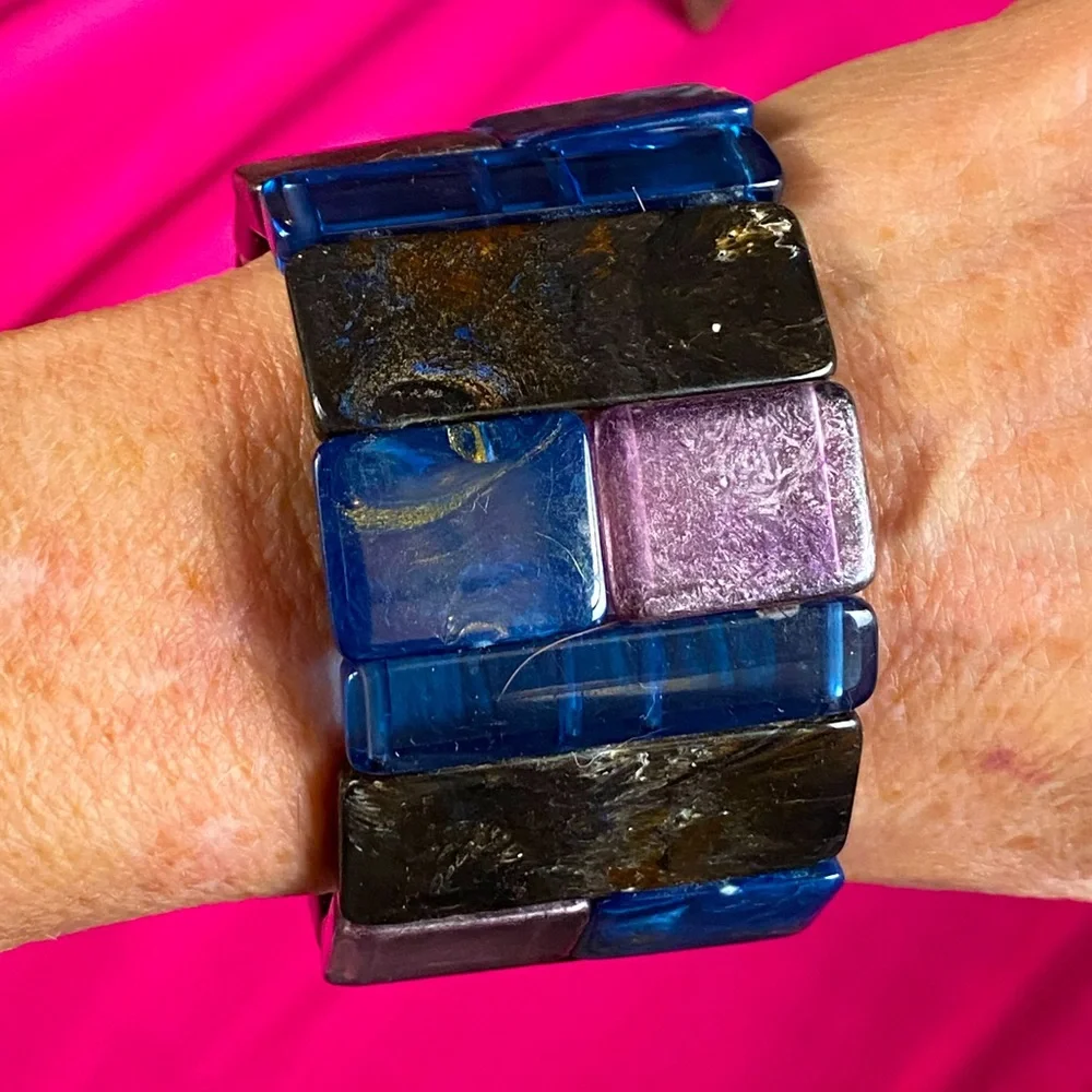 Two VTG lucite bracelets,blue marble geo carved bangle,stretch tile blue pink - Picture 3 of 11